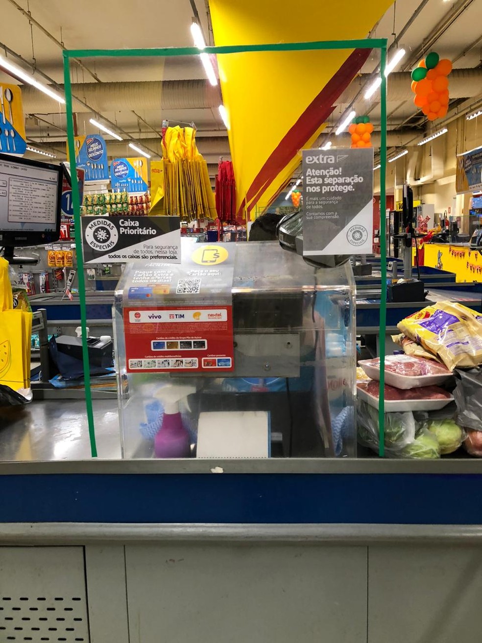 H&aacute; vaga para operador de caixa &mdash; Foto: Carlos Brito/G1