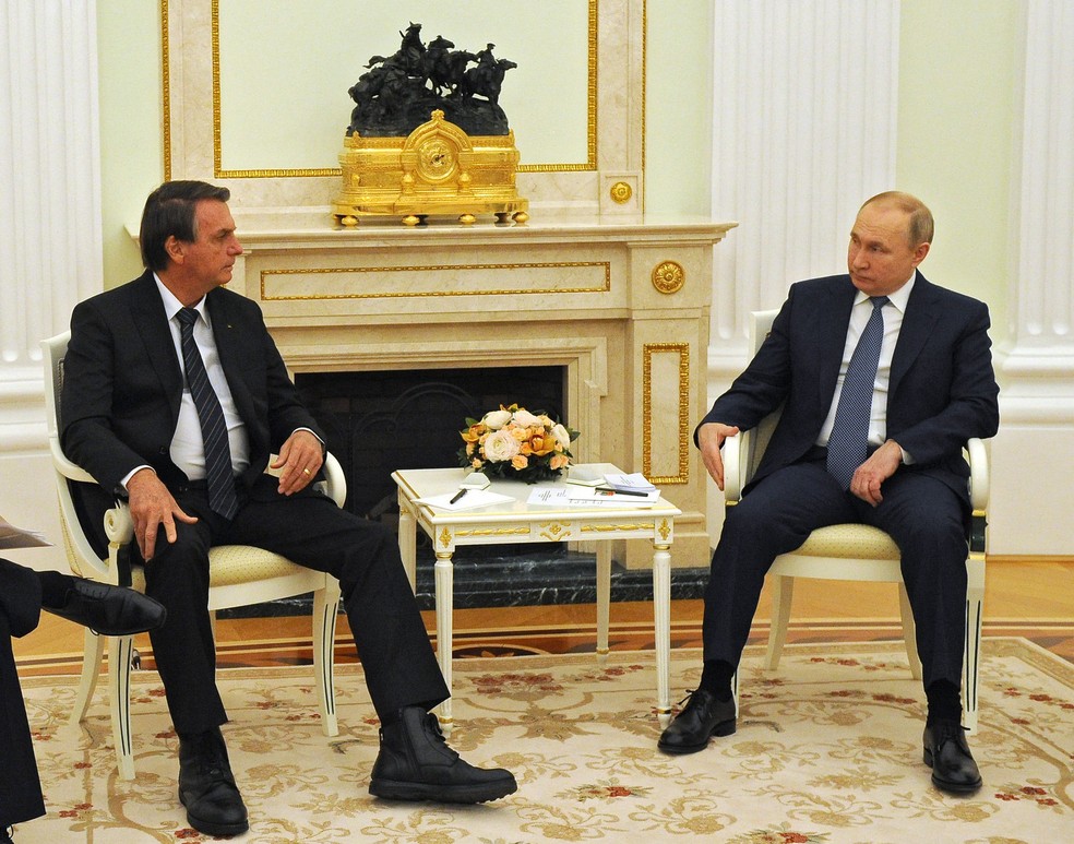 Os presidentes do Brasil, Jair Bolsonaro, e da Rússia, Vladimir Putin, reuniram-se em Moscou, acompanhados de intérpretes — Foto: Oficial Kremlin/PR