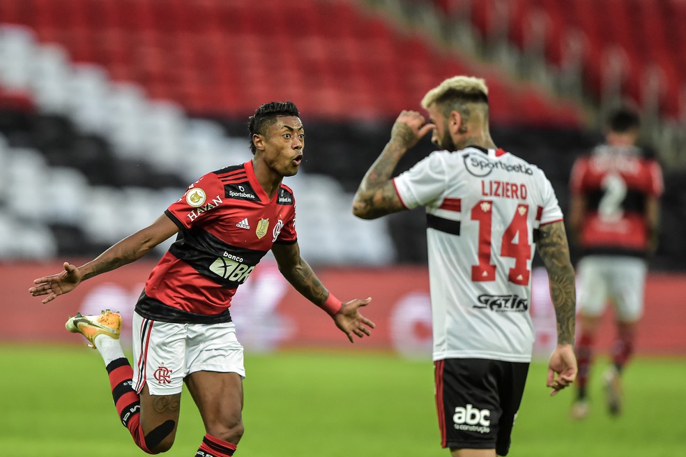 Liziero lamenta enquanto Bruno Henrique festeja gol em Flamengo x São Paulo — Foto: Thiago Ribeiro/AGIF