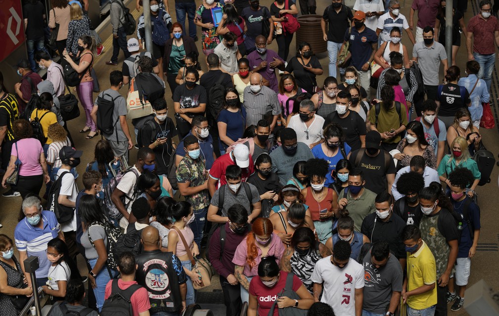 Movimentação de pessoas em estação de metrô, em São Paulo, Brasil, em imagem do dia 1º de dezembro.   — Foto: Andre Penner/AP Photo