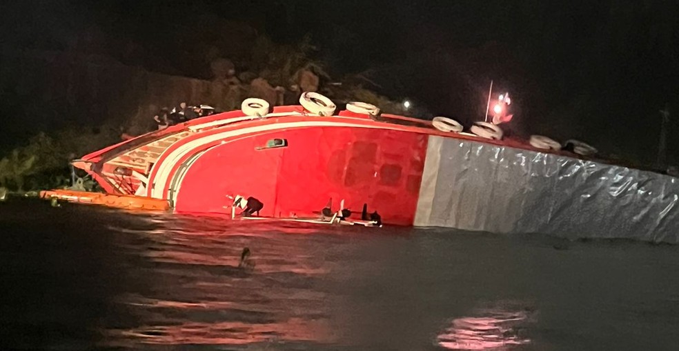 Embarcação afundou a orla da Compensa, em Manaus. — Foto: Divulgação/Corpo de Bombeiros