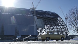 Um novo sarcófago está sendo construído sobre a usina nuclear de Chernobyl
