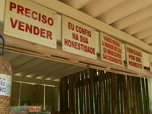 Plaquinhas anunciam que comércio é feito na base da confiança em Delfim Moreira (MG) (Foto: Reprodução EPTV/Erlei Peixoto)