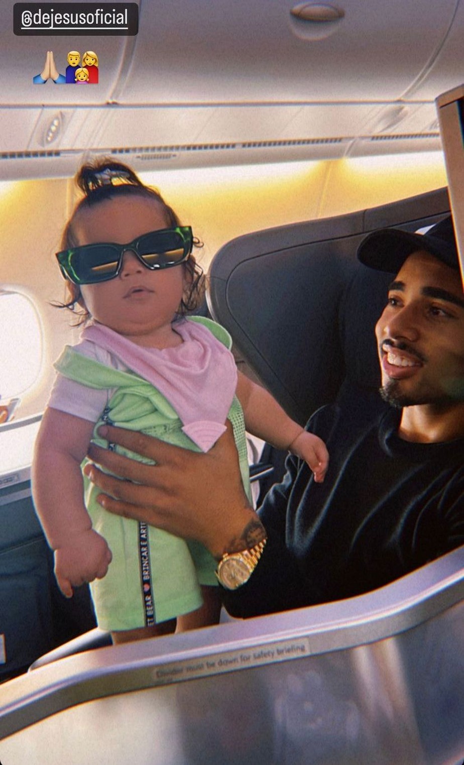 Gabriel Jesus em avião com a filha após corte na seleção