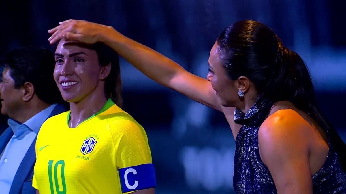 Marta &eacute; homenageada com est&aacute;tua de cera no Museu da Sele&ccedil;&atilde;o Brasileira |  sele&ccedil;&atilde;o brasileira | ge