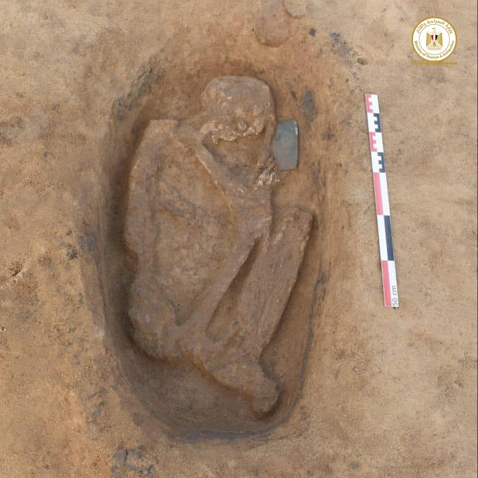 Corpo preservado de indivíduo encontrado durante escavações no sítio arqueológico Koum el-Khulgan, no Egito (Foto: Ministério do Turismo e Antiguidades do Egito )