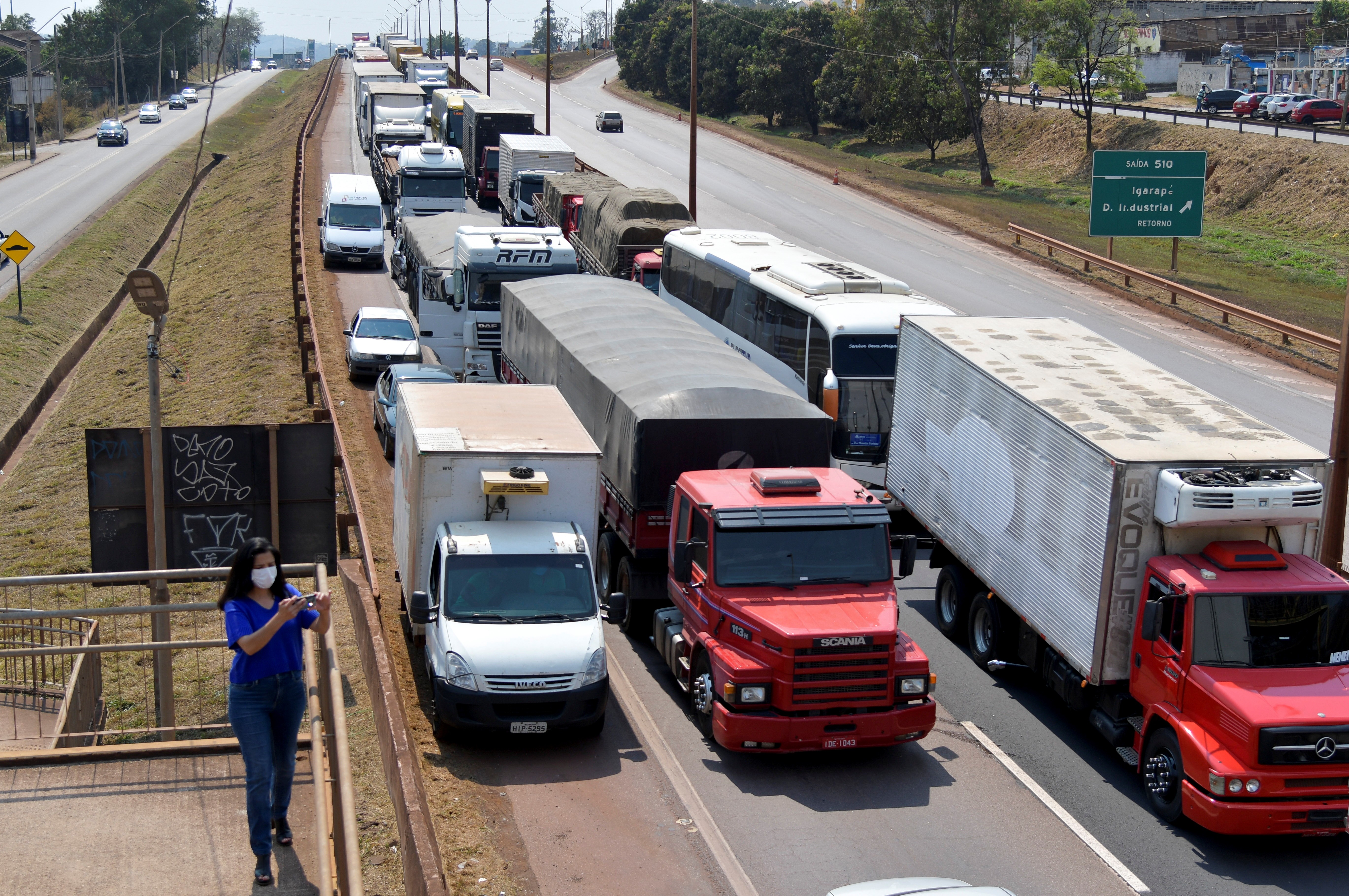 Veículos em rodovia afetada por protesto de caminhoneiros (Foto: REUTERS/Washington Alves)