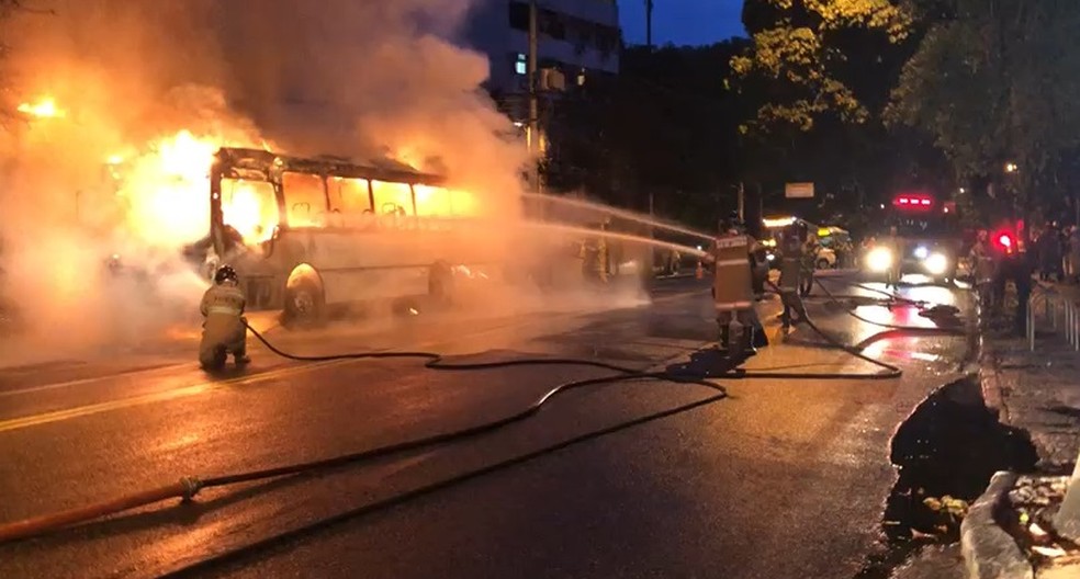 Incêndio em ônibus fecha Rua Jardim Botânico | Rio de ...