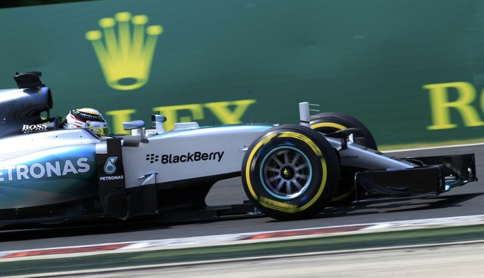 Lewis Hamilton em ação no treino classificatório para o GP da Hungria (Foto: Reuters)