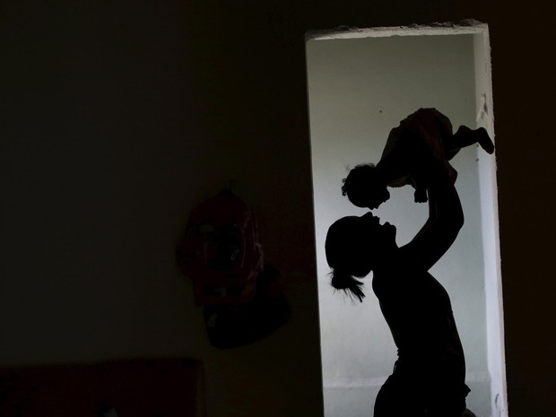 03/02 - Rosana Vieira Alves brinca com sua filha Luana Vieira, de 4 meses de idade, que nasceu com microcefalia, em sua casa em Olinda (PE) (Foto: Ueslei Marcelino/Reuters)