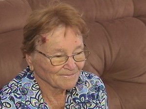 Idosa de 88 anos teve ferimentos leves (Foto: Reprodução / TV TEM) Idosa de 88 anos teve ferimentos leves (Foto: Reprodução / TV TEM)