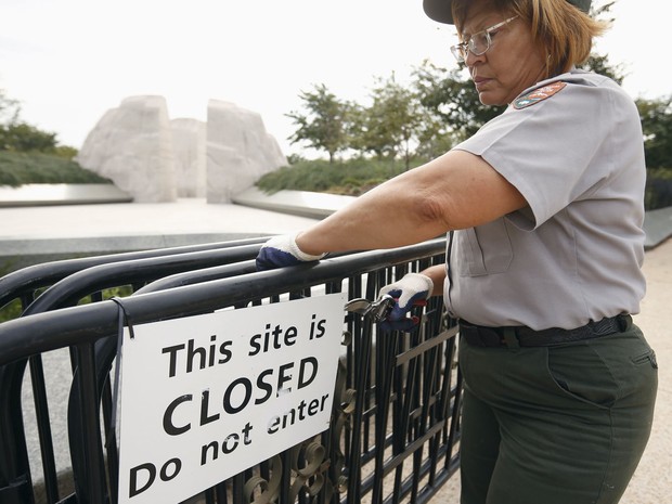 Segurança do Parque Nacional remove grades que fechavam o memorial Martin Luther King Jr. após ter sido reaberto ao público em Washington. (Foto: Kevin Lamarque/Reuters)