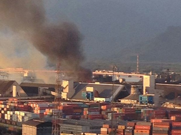 Armazém de açúcar foi atingido por incêndio em Santos, SP (Foto: Rosana Valle / G1)