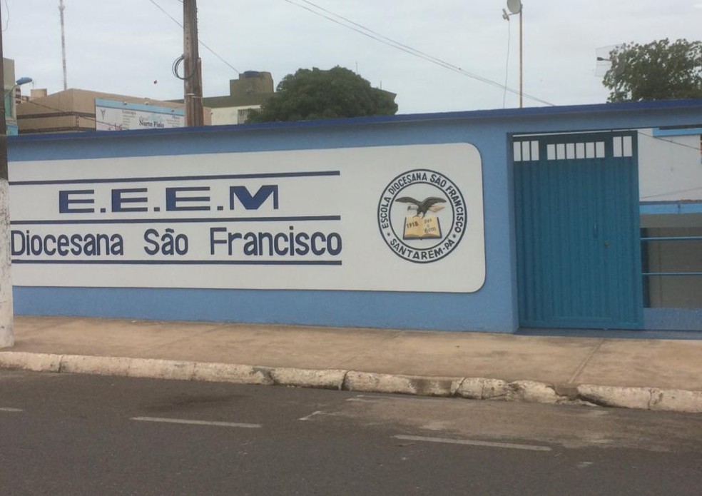 Portão de entrada da Escola Diocesa São Francisco, em Santarém — Foto: Enia Hoyos/Arquivo Pessoal