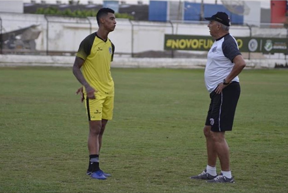 Atacante Manga e o técnico Nedo Xavier — Foto: Arquivo Pessoal/Alef Manga