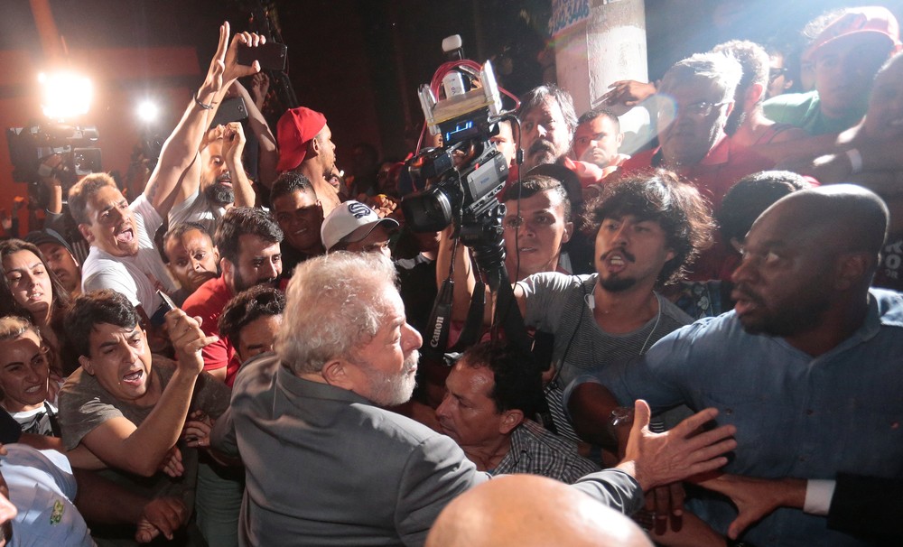 Lula saiu a pé do Sindicato dos Metalúrgicos do ABC e seguranças tiveram que conter militantes (Foto: Leonardo Benassatto/Reuters)