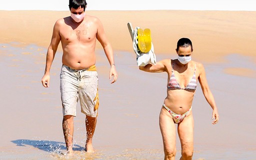 Felipe Dylon vai com a mãe à praia para um mergulho no mar