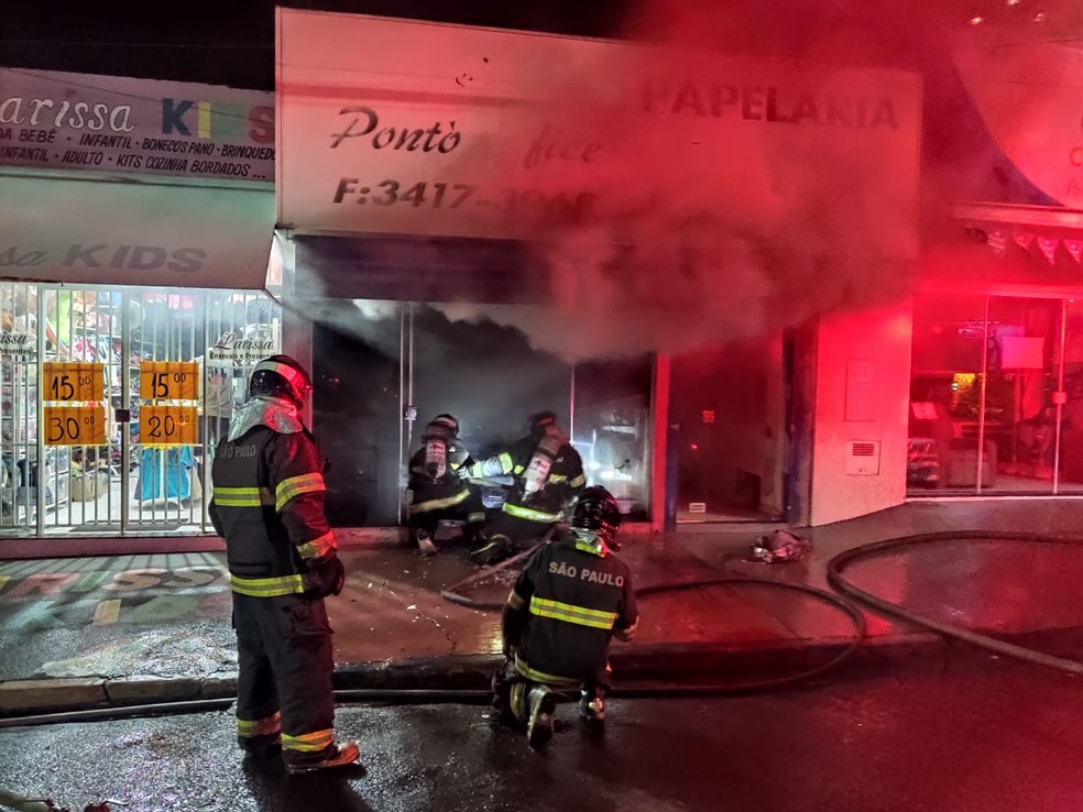 Segundo os bombeiros, ninguém ficou ferido e imóveis vizinhos a papelaria não foram atingidos  — Foto: Corpo de Bombeiros/Divulgação