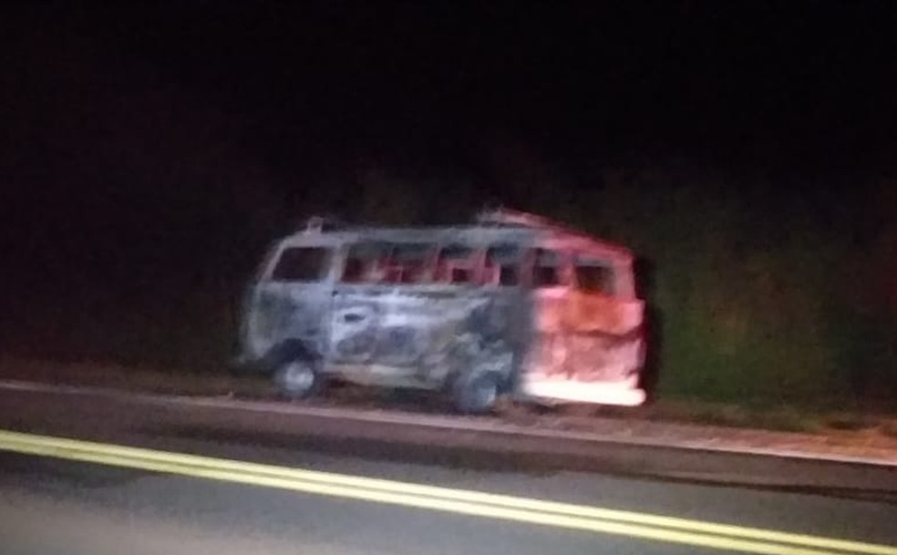 Kombi pegou fogo em rodovia de Taquarituba, no interior de SP — Foto: Corpo de Bombeiros/Divulgação
