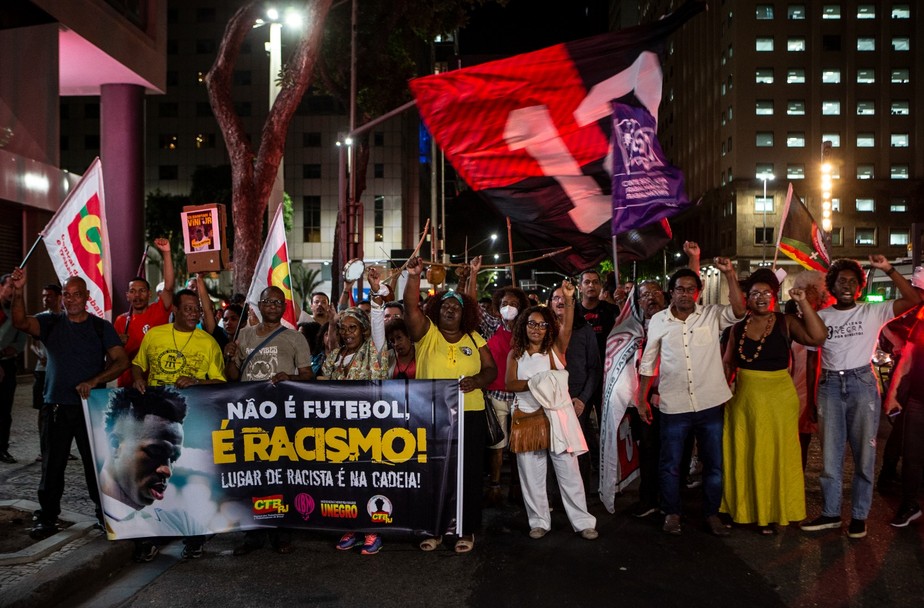 Manifestantes se reúnem na Candelária, no Centro do Rio, em apoio a Vini Jr.