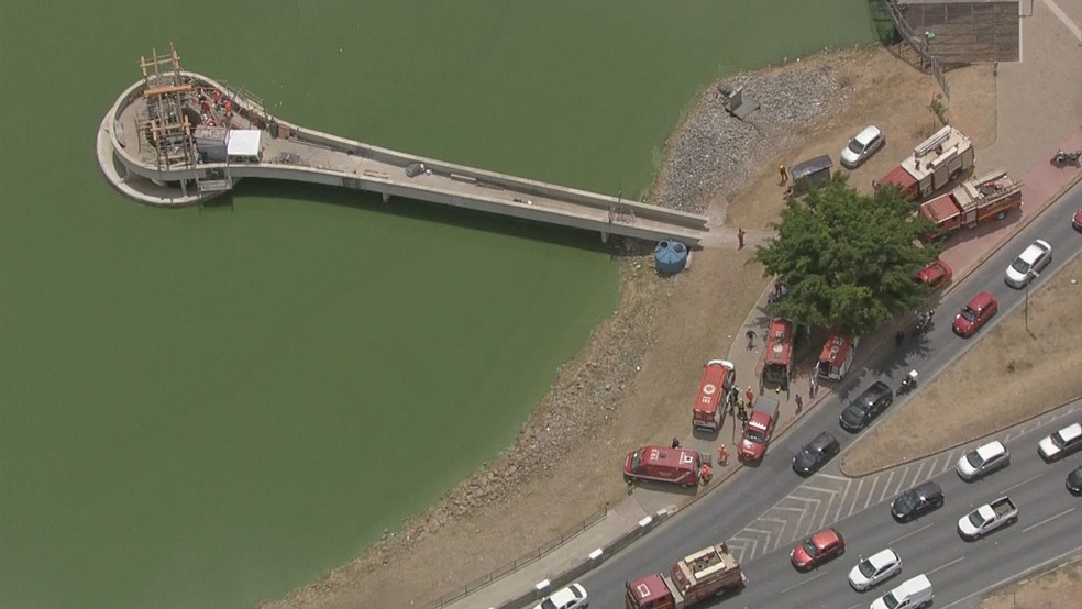 Bombeiros trabalham no resgate de feridos em obra na Lagoa da Pampulha — Foto: Globocop