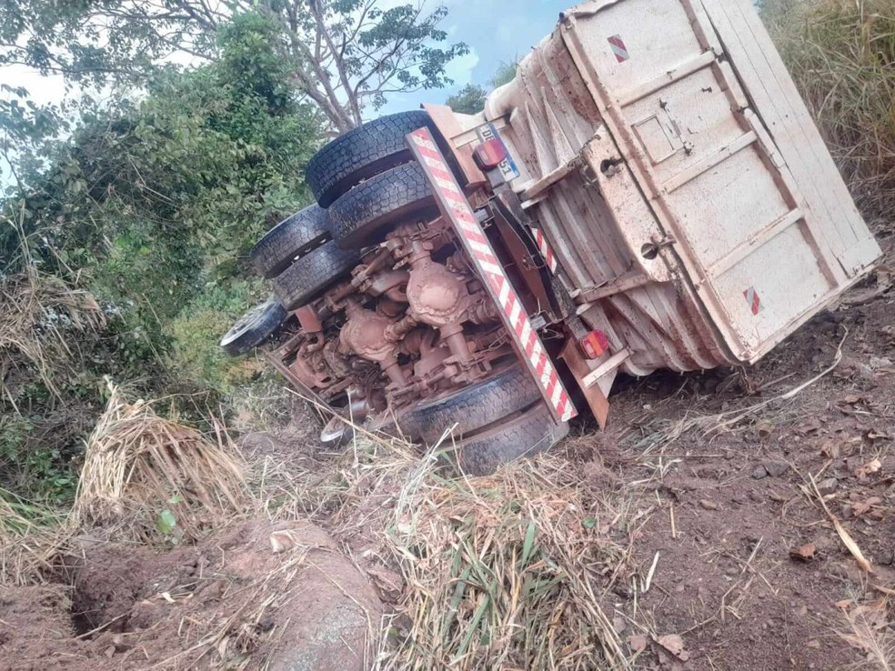 Caminhão em que o carro bateu — Foto: Divulgação
