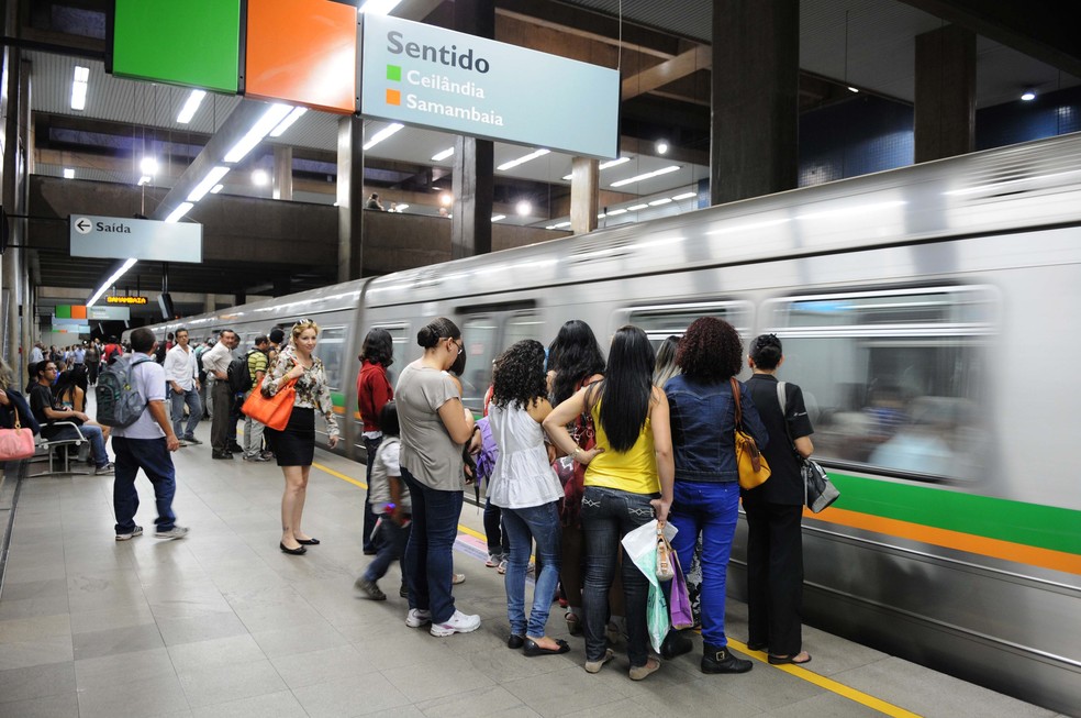 Passageiros aguardam para entrar em vagão do Metrô, no Distrito Federal — Foto: Mary Leal/Agência Brasília