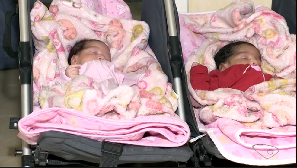 Gêmeas só conheceram a mãe após 24 dias  — Foto: Reprodução/TV Gazeta