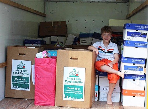 William ao lado de algumas doações que conseguiu! (Foto: Divulgação/The Food Drive Kid)