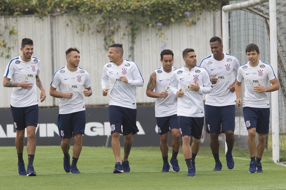 Guilherme Arana (terceiro da esquerda para a direita) é o único já vendido pelo Corinthians (Foto: Daniel Augusto Jr/Ag.Corinthians)