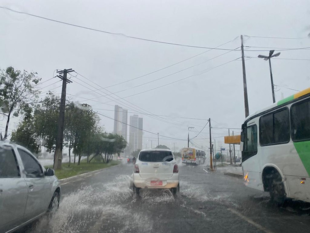 Chuva na manhã desta sexta-feira (14) em Natal — Foto: Augusto César Gomes/G1