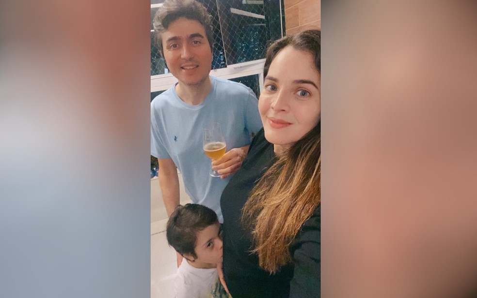 Névele Santana grávida com o esposo e o filho em Goiânia — Foto: Reprodução/Facebook