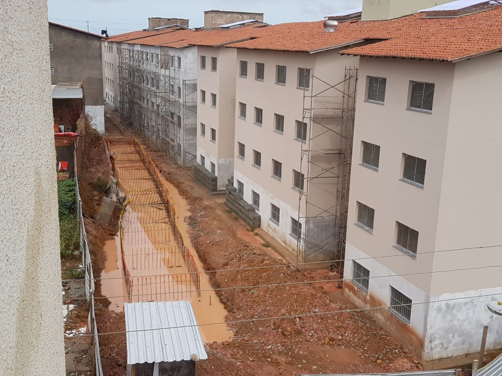 Apartamentos ficaram com partes alagadas na avenida Ferreira Goulart, no bairro São Francisco  — Foto: Shirley Freire/TV Mirante