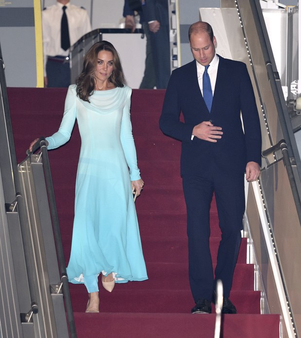 Kate Middleton e príncipe William chegando no Paquistão (Foto: Getty Images)
