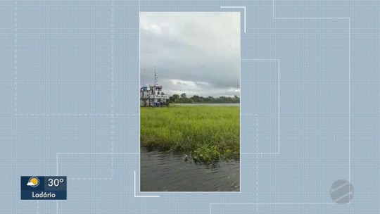 Embarcação inicia limpeza de vegetação em rio no Pantanal de MS