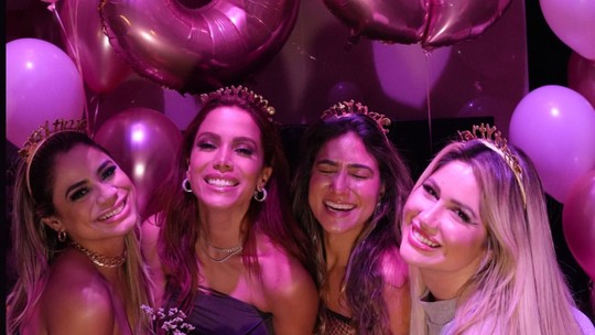 Na véspera de seus 30 anos, Anitta reúne Lexa e mais amigas em festa do pijama