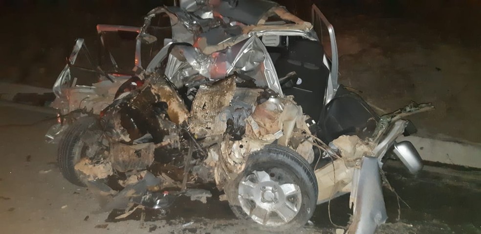 Carro ficou destruído após colidir contra ônibus em acidente BR-116, mas motorista foi socorrido consciente pelo Samu — Foto: Polícia Rodoviária Federal/Divulgação