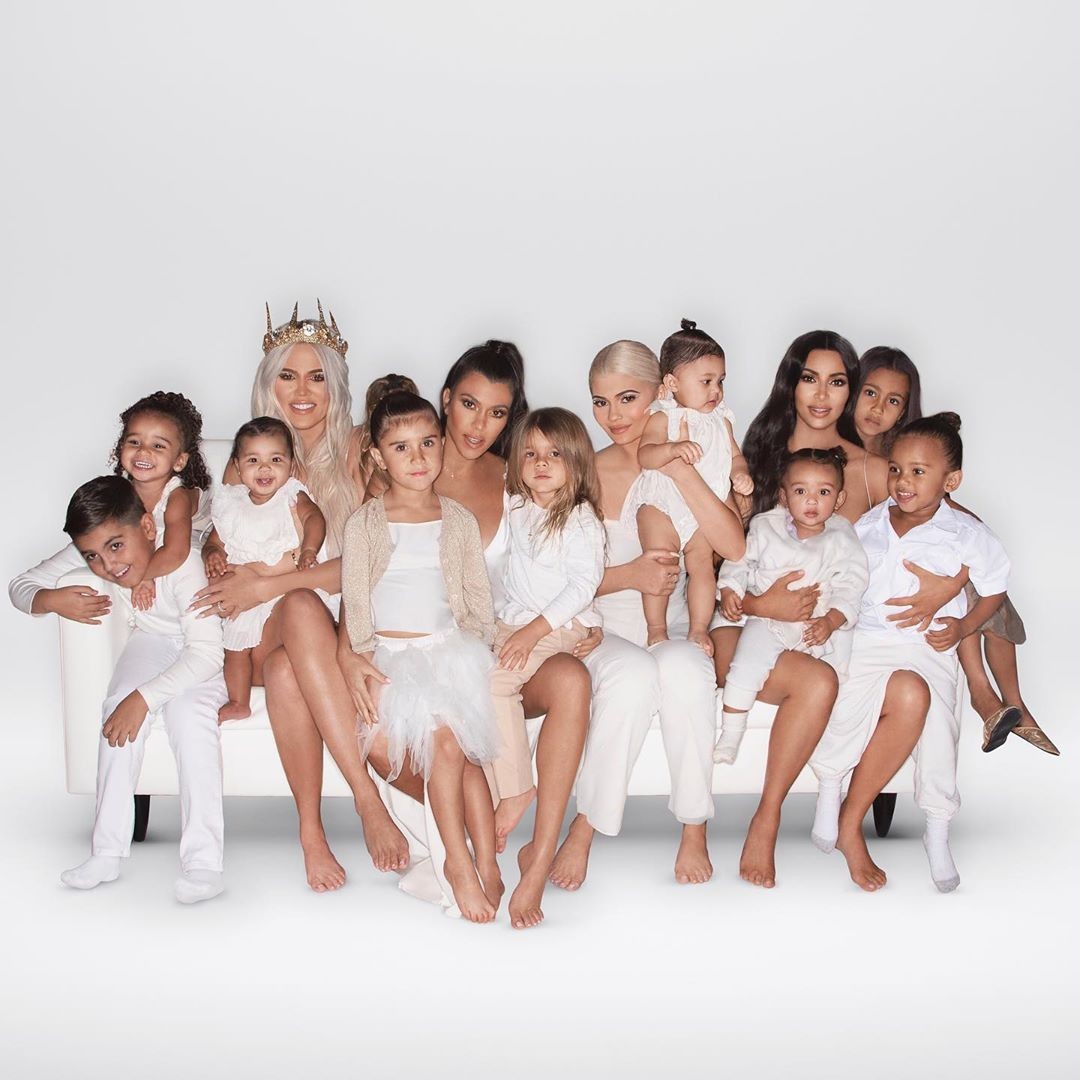 Irmãs Kardashian-Jenner posam com os filhos: clã aumenta a cada ano (Foto: Reprodução/Instagram)