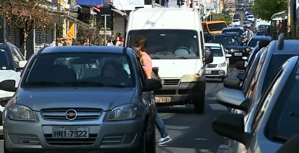 Trânsito em área comercial de Piracicaba — Foto: Ronaldo de Oliveira/ EPTV