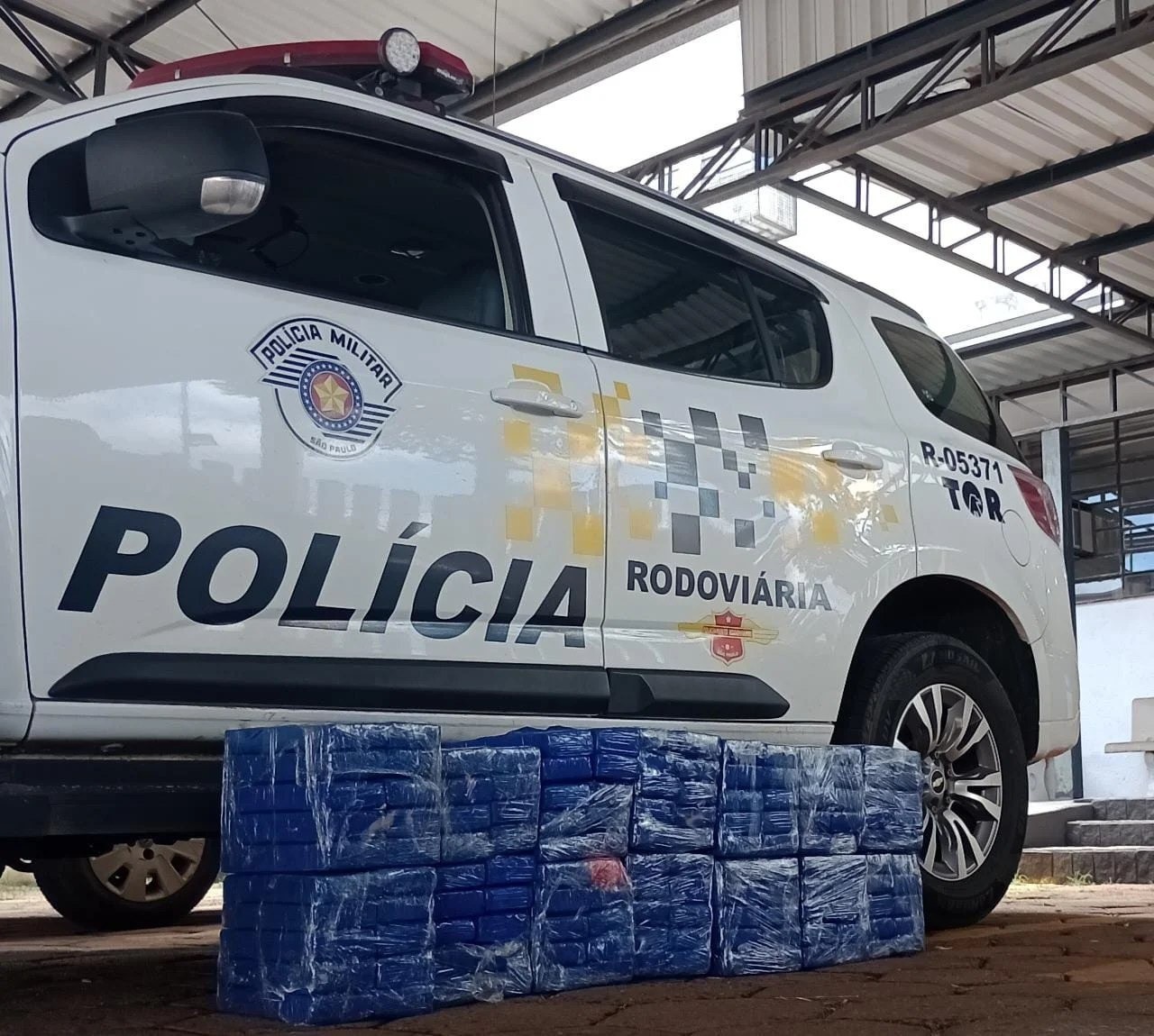 Mais de 130 tijolos de maconha são apreendidos após perseguição policial em rodovia de Porangaba
