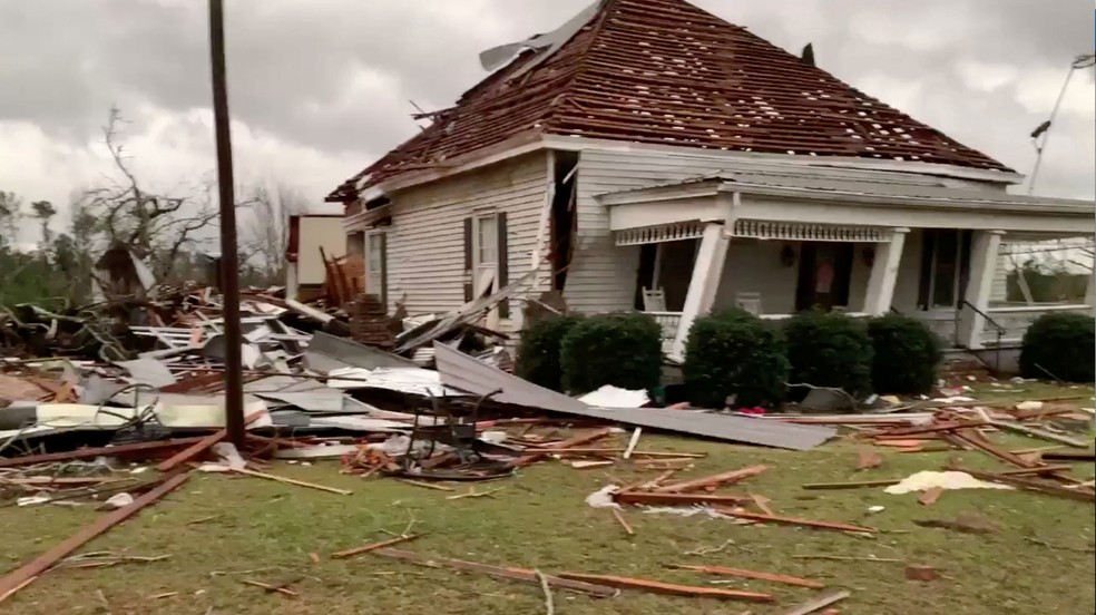 Casa ficou danificada após tornado atingir Beauregard, no Alabama (EUA), no domingo (3)  — Foto: Scott Fillmer / via Reuters
