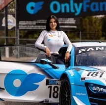 Atriz pornô australiana volta ao automobilismo e compete em Audi com logo do OnlyFans — Foto: Reprodução