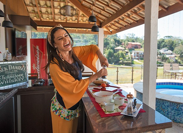 À frente de programa culinário na TV, Nadja Haddad prepara receitas na cozinha de sua casa (Foto: Zé Paulo Cardeal)