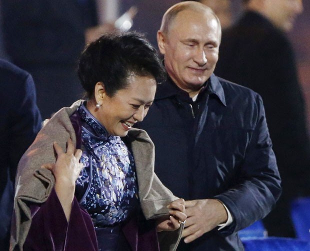 Putin veste casaco em primeira-dama chinesa e causa polêmica