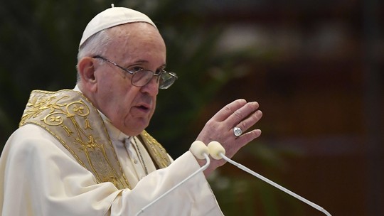 Papa é internado com infecção respiratória
