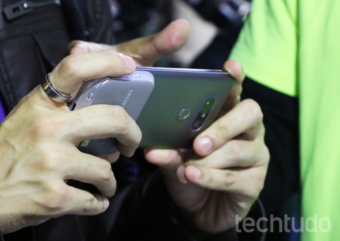 O módulo LG CAM Plus no LG G5 SE: aumenta o desempenho da câmera e bateria (Foto: Luciana Maline/TechTudo)
