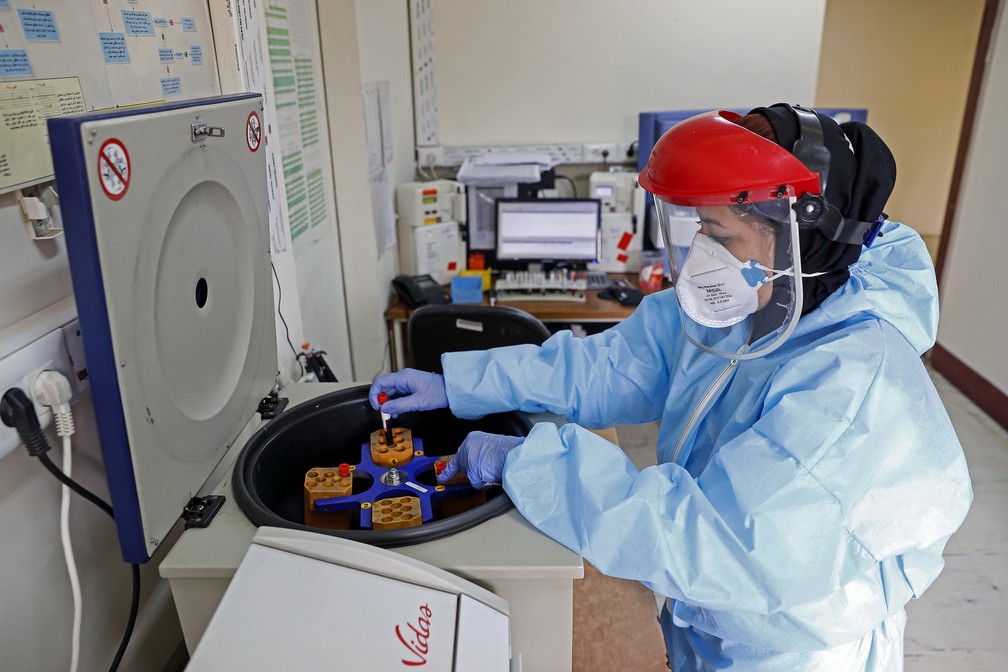 Na foto, de 1º de março, paramédica testa amostras de sangue de pacientes suspeitos para Covid-19 em Teerã, no Irã, país com maior número de mortes fora da China.  — Foto: Ali Shirband/Mizan News Agency via AP