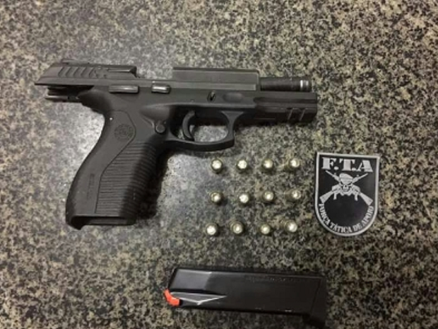 Após revista ao suspeito, a Polícia Militar localizou uma pistola ponto 40, municiada, pertencente a PM (Foto: SSPDS/Divulgação)
