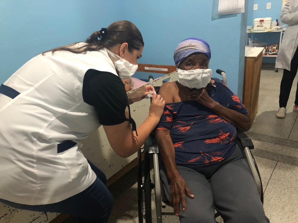 Botucatu mais 2,8 mil doses e inicia vacinação em profissionais de unidades de saúde e asilos — Foto: Prefeitura de Botucatu/Divulgação