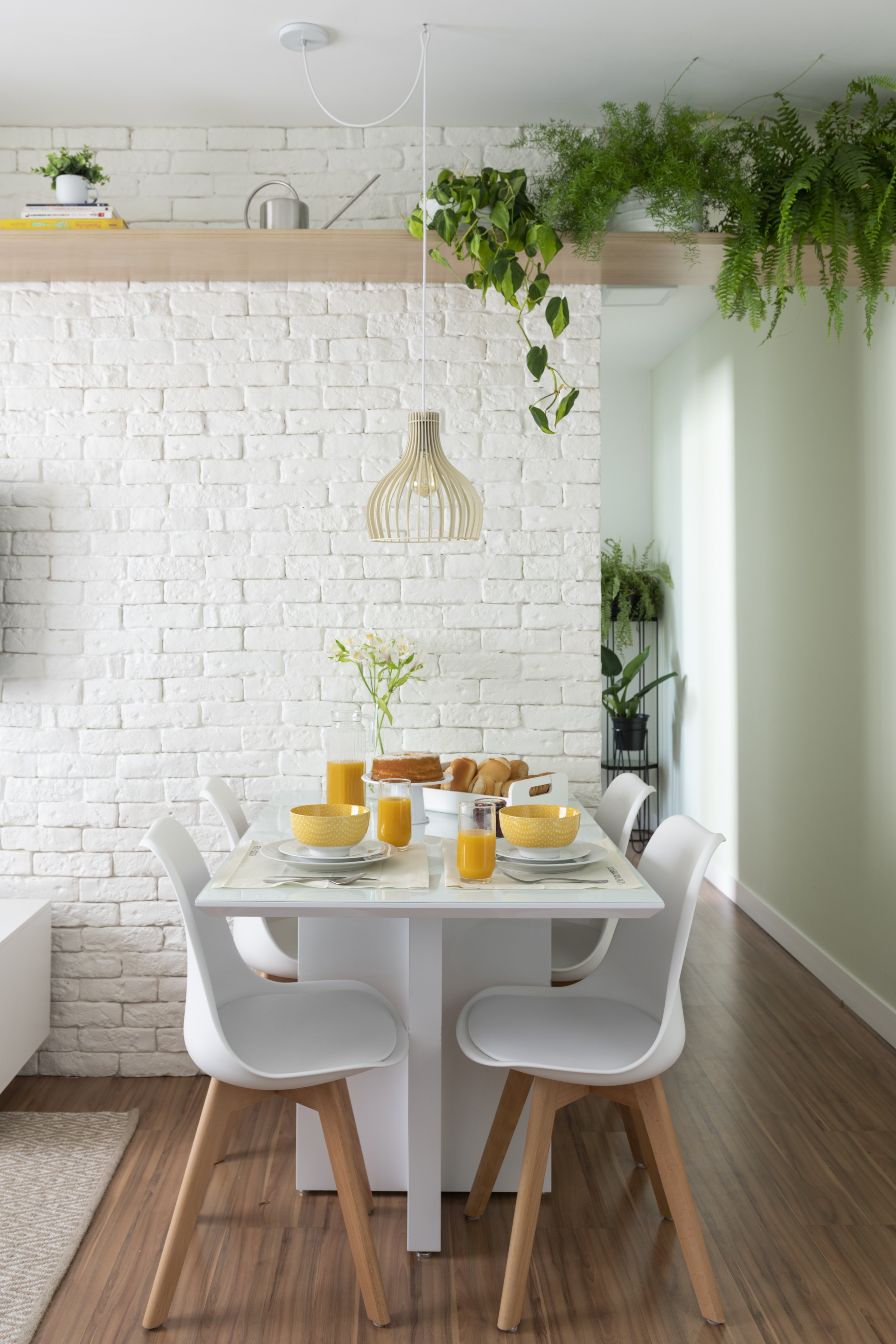 Décor do dia sala de jantar com decoração minimalista e plantas (Foto: Cris Farhat)
